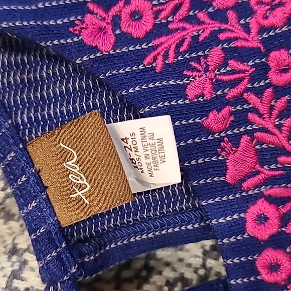 NWT Tea Collection Blue Pin Stripe Dress with Hot Pink Embroidery Size 24M - Picture 3 of 5